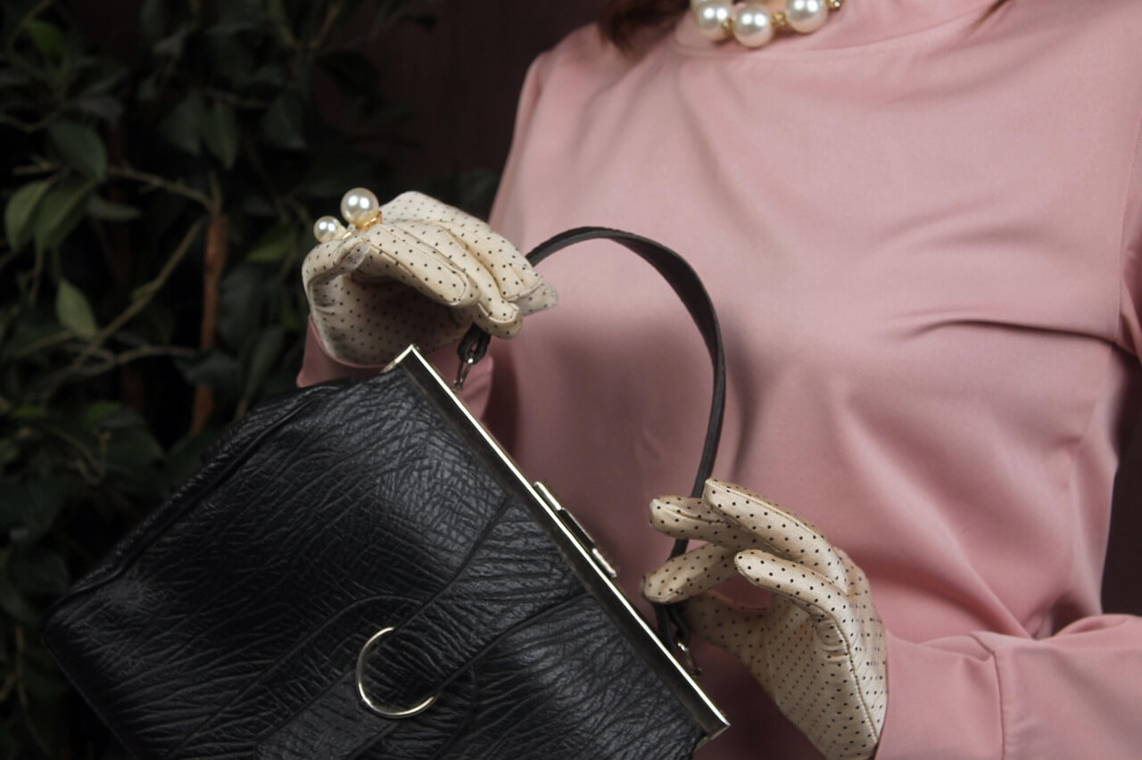Elegant Women’s Designer Handbags – Up to 50% Off!